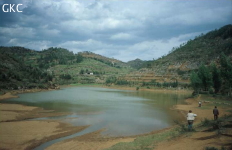 C'est sous ce lac collinaire que se développe la grotte de Dabaiyandong (Duanjiang, Panxian, Liupanshui, Guizhou)