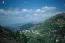 La ville de Panxian est blottie au creux des montagnes ce qui limite fortement son développement même les rivière ne sortent pas de cette cuvette. (Panxian, Liupanshui, Guizhou)