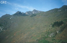 Les grands versants orientaux de la vallée  sèche de la Gesohe au niveau du puits de Jiaocaidong (Baoji, Panxian/Pu'an, Liupanshui, Guizhou).