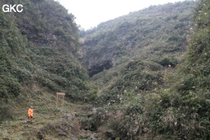 En approche vers l'entrée de la Grotte de Shanwangdong 山王洞 - réseau de Shuanghedongqun 双河洞 - (Suiyang 绥阳, Zunyi Shi 遵义市, Guizhou 贵州省, Chine 中国)