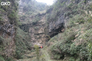 Cascade et entrée de la Grotte de Shanwangdong 山王洞 - réseau de Shuanghedongqun 双河洞 - (Suiyang 绥阳, Zunyi Shi 遵义市, Guizhou 贵州省, Chine 中国)