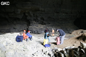 Préparatif dans le porche d'entrée de la Grotte de Shanwangdong 山王洞 - réseau de Shuanghedongqun 双河洞 - (Suiyang 绥阳, Zunyi Shi 遵义市, Guizhou 贵州省, Chine 中国)