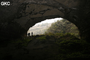 A contre-jour le porche d'entrée de la Grotte de Shanwangdong 山王洞 - réseau de Shuanghedongqun 双河洞 - (Suiyang 绥阳, Zunyi Shi 遵义市, Guizhou 贵州省, Chine 中国)