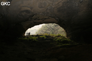 A contre-jour le porche d'entrée de la Grotte de Shanwangdong 山王洞 - réseau de Shuanghedongqun 双河洞 - (Suiyang 绥阳, Zunyi Shi 遵义市, Guizhou 贵州省, Chine 中国)