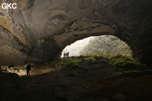 A contre-jour le porche d'entrée de la Grotte de Shanwangdong 山王洞 - réseau de Shuanghedongqun 双河洞 - (Suiyang 绥阳, Zunyi Shi 遵义市, Guizhou 贵州省, Chine 中国)