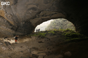 A contre-jour le porche d'entrée de la Grotte de Shanwangdong 山王洞 - réseau de Shuanghedongqun 双河洞 - (Suiyang 绥阳, Zunyi Shi 遵义市, Guizhou 贵州省, Chine 中国)