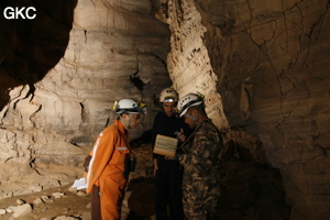 Séance topographie durant le stage de formation. Grotte de Shanwangdong 山王洞 - réseau de Shuanghedongqun 双河洞 - (Suiyang 绥阳, Zunyi Shi 遵义市, Guizhou 贵州省, Chine 中国)