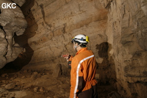 Séance topographie durant le stage de formation. Grotte de Shanwangdong 山王洞 - réseau de Shuanghedongqun 双河洞 - (Suiyang 绥阳, Zunyi Shi 遵义市, Guizhou 贵州省, Chine 中国)