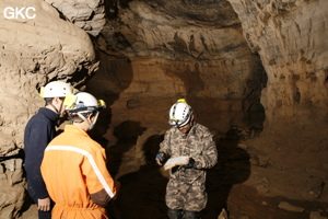 Séance topographie durant le stage de formation. Grotte de Shanwangdong 山王洞 - réseau de Shuanghedongqun 双河洞 - (Suiyang 绥阳, Zunyi Shi 遵义市, Guizhou 贵州省, Chine 中国)