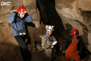 Séance topographie durant le stage de formation. Grotte de Shanwangdong 山王洞 - réseau de Shuanghedongqun 双河洞 - (Suiyang 绥阳, Zunyi Shi 遵义市, Guizhou 贵州省, Chine 中国)