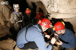 Séance topographie durant le stage de formation. Grotte de Shanwangdong 山王洞 - réseau de Shuanghedongqun 双河洞 - (Suiyang 绥阳, Zunyi Shi 遵义市, Guizhou 贵州省, Chine 中国)