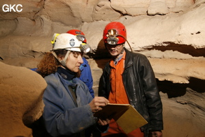 Séance topographie durant le stage de formation. Grotte de Shanwangdong 山王洞 - réseau de Shuanghedongqun 双河洞 - (Suiyang 绥阳, Zunyi Shi 遵义市, Guizhou 贵州省, Chine 中国)