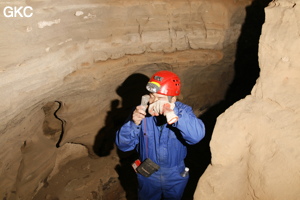 Séance topographie durant le stage de formation. Grotte de Shanwangdong 山王洞 - réseau de Shuanghedongqun 双河洞 - (Suiyang 绥阳, Zunyi Shi 遵义市, Guizhou 贵州省, Chine 中国)