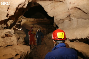 Séance topographie durant le stage de formation. Grotte de Shanwangdong 山王洞 - réseau de Shuanghedongqun 双河洞 - (Suiyang 绥阳, Zunyi Shi 遵义市, Guizhou 贵州省, Chine 中国)