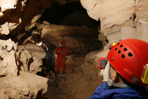 Séance topographie durant le stage de formation. Grotte de Shanwangdong 山王洞 - réseau de Shuanghedongqun 双河洞 - (Suiyang 绥阳, Zunyi Shi 遵义市, Guizhou 贵州省, Chine 中国)