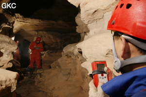 Séance topographie durant le stage de formation. Grotte de Shanwangdong 山王洞 - réseau de Shuanghedongqun 双河洞 - (Suiyang 绥阳, Zunyi Shi 遵义市, Guizhou 贵州省, Chine 中国)