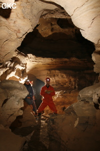 Séance topographie durant le stage de formation. Grotte de Shanwangdong 山王洞 - réseau de Shuanghedongqun 双河洞 - (Suiyang 绥阳, Zunyi Shi 遵义市, Guizhou 贵州省, Chine 中国)