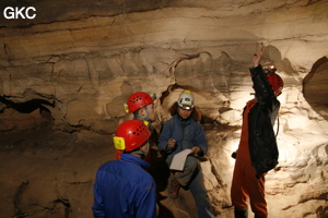 Séance topographie durant le stage de formation. Grotte de Shanwangdong 山王洞 - réseau de Shuanghedongqun 双河洞 - (Suiyang 绥阳, Zunyi Shi 遵义市, Guizhou 贵州省, Chine 中国)