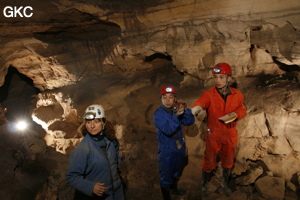 Séance topographie durant le stage de formation. Grotte de Shanwangdong 山王洞 - réseau de Shuanghedongqun 双河洞 - (Suiyang 绥阳, Zunyi Shi 遵义市, Guizhou 贵州省, Chine 中国)