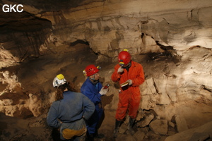 Séance topographie durant le stage de formation. Grotte de Shanwangdong 山王洞 - réseau de Shuanghedongqun 双河洞 - (Suiyang 绥阳, Zunyi Shi 遵义市, Guizhou 贵州省, Chine 中国)