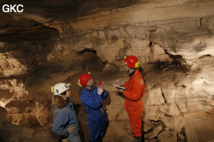 Séance topographie durant le stage de formation. Grotte de Shanwangdong 山王洞 - réseau de Shuanghedongqun 双河洞 - (Suiyang 绥阳, Zunyi Shi 遵义市, Guizhou 贵州省, Chine 中国)