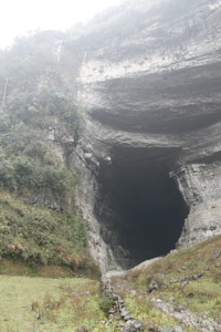 Le grand porche d'entrée de la grotte-perte de Xiadong 下洞 - réseau de Shuanghedong 双河洞 - (Wenquan, Suiyang 绥阳, Zunyi 遵义市, Guizhou 贵州省, Chine 中国) 