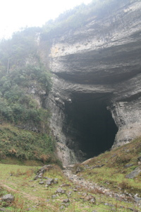 Le grand porche d'entrée de la grotte-perte de Xiadong 下洞 - réseau de Shuanghedong 双河洞 - (Wenquan, Suiyang 绥阳, Zunyi 遵义市, Guizhou 贵州省, Chine 中国) 