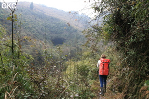 Au loin l'entrée de la résurgence perchée de Dadongpiandong - 大洞偏洞 - (Suiyang 绥阳, Zunyi Shi 遵义市, Guizhou 贵州省, Chine)