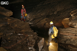 Progression dans la rivière de la Grotte de Dadongpiandong - 大洞偏洞 - (Suiyang 绥阳, Zunyi Shi 遵义市, Guizhou 贵州省, Chine)