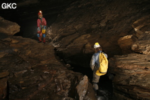 Progression dans la rivière de la Grotte de Dadongpiandong - 大洞偏洞 - (Suiyang 绥阳, Zunyi Shi 遵义市, Guizhou 贵州省, Chine)