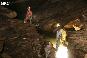 Progression dans la rivière de la Grotte de Dadongpiandong - 大洞偏洞 - (Suiyang 绥阳, Zunyi Shi 遵义市, Guizhou 贵州省, Chine)