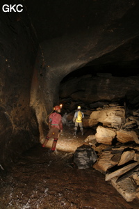 Progression dans la rivière de la Grotte de Dadongpiandong - 大洞偏洞 - (Suiyang 绥阳, Zunyi Shi 遵义市, Guizhou 贵州省, Chine)