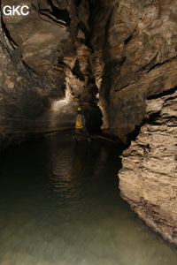 Dans la rivière de la Grotte de Dadongpiandong - 大洞偏洞 - (Suiyang 绥阳, Zunyi Shi 遵义市, Guizhou 贵州省, Chine)