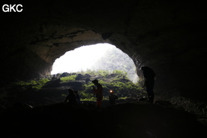 A contre-jour le porche d'entrée de la Grotte de Shanwangdong 山王洞 - réseau de Shuanghedongqun 双河洞 - (Suiyang 绥阳, Zunyi Shi 遵义市, Guizhou 贵州省, Chine 中国)