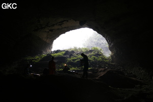 A contre-jour le porche d'entrée de la Grotte de Shanwangdong 山王洞 - réseau de Shuanghedongqun 双河洞 - (Suiyang 绥阳, Zunyi Shi 遵义市, Guizhou 贵州省, Chine 中国)