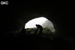 A contre-jour le porche d'entrée de la Grotte de Shanwangdong 山王洞 - réseau de Shuanghedongqun 双河洞 - (Suiyang 绥阳, Zunyi Shi 遵义市, Guizhou 贵州省, Chine 中国)