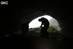 A contre-jour le porche d'entrée de la Grotte de Shanwangdong 山王洞 - réseau de Shuanghedongqun 双河洞 - (Suiyang 绥阳, Zunyi Shi 遵义市, Guizhou 贵州省, Chine 中国)