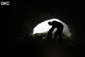 A contre-jour le porche d'entrée de la Grotte de Shanwangdong 山王洞 - réseau de Shuanghedongqun 双河洞 - (Suiyang 绥阳, Zunyi Shi 遵义市, Guizhou 贵州省, Chine 中国)