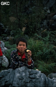 Gosse (mon petit copain le fils du directeur du village de Gebong avec ma chemise) en haut du puits de la Gebihe. Ziyun/Guizhou.