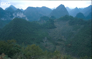 Le haut du puits de 370 m de la Gebihe, vue sur le karst conique. Ziyun/Guizhou.