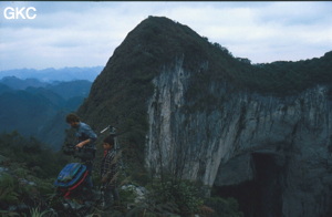 Le haut du puits de 370 m de la Gebihe, vue sur le porche fossile qui donne dans le puits. Denis Van Berleere entrain d'œuvrer à la prises de vue. Ziyun/Guizhou.