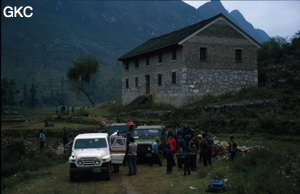 Chargement des Beijing Jeep au terminus de la route carrossable près du village de Gebong. Ziyun/Guizhou.