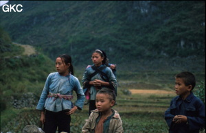 Jeunes filles Miaos et petits lascars au terminus de la route qui mène  au village de Gebong. Ziyun/Guizhou.