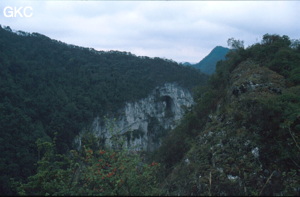 Le haut du puits de 370 m de la Gebihe, vue sur l'effondrement avec porche suspendu non exploré. Ziyun/Guizhou.