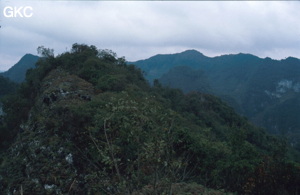 Le haut du puits de 370 m de la Gebihe, vue sur le karst. Ziyun/Guizhou.