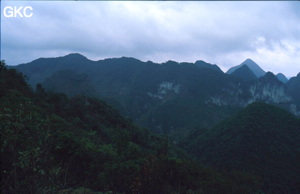 Le haut du puits de 370 m de la Gebihe, vue sur le karst. Ziyun/Guizhou.