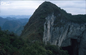 Le haut du puits de 370 m de la Gebihe, vue sur le porche fossile qui donne dans le puits. Ziyun/Guizhou.