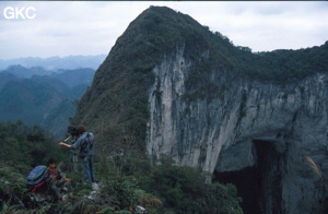 Le haut du puits de 370 m de la Gebihe, vue sur le porche fossile qui donne dans le puits. Denis Van Berleere entrain d'œuvrer à la prises de vue. Ziyun/Guizhou.