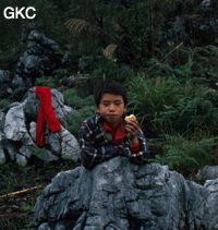 Gosse (mon petit copain le fils du directeur du village de Gebong avec ma chemise) en haut du puits de la Gebihe. Ziyun/Guizhou.