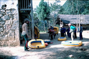 A notre camp de base l'école du village de Gebong on s'active aux préparatifs avant une explo à la Gebihe. Armada de canots, sacs et les membres de l'équipe Daniel Gebauer (à droite), J.L Moudoud (à gauche) F Barbary (baissé) S. Fulcrand au fond.,(Ziyun Guizhou).